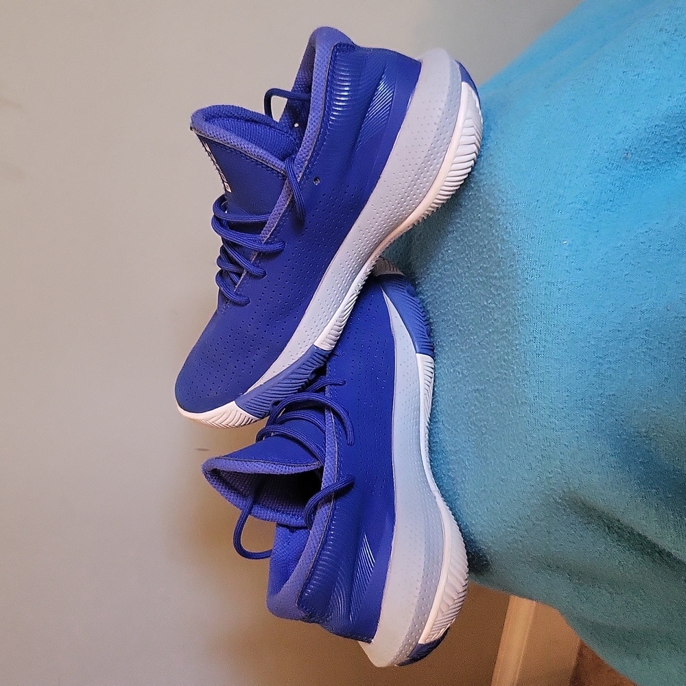 Kids under armour shoe